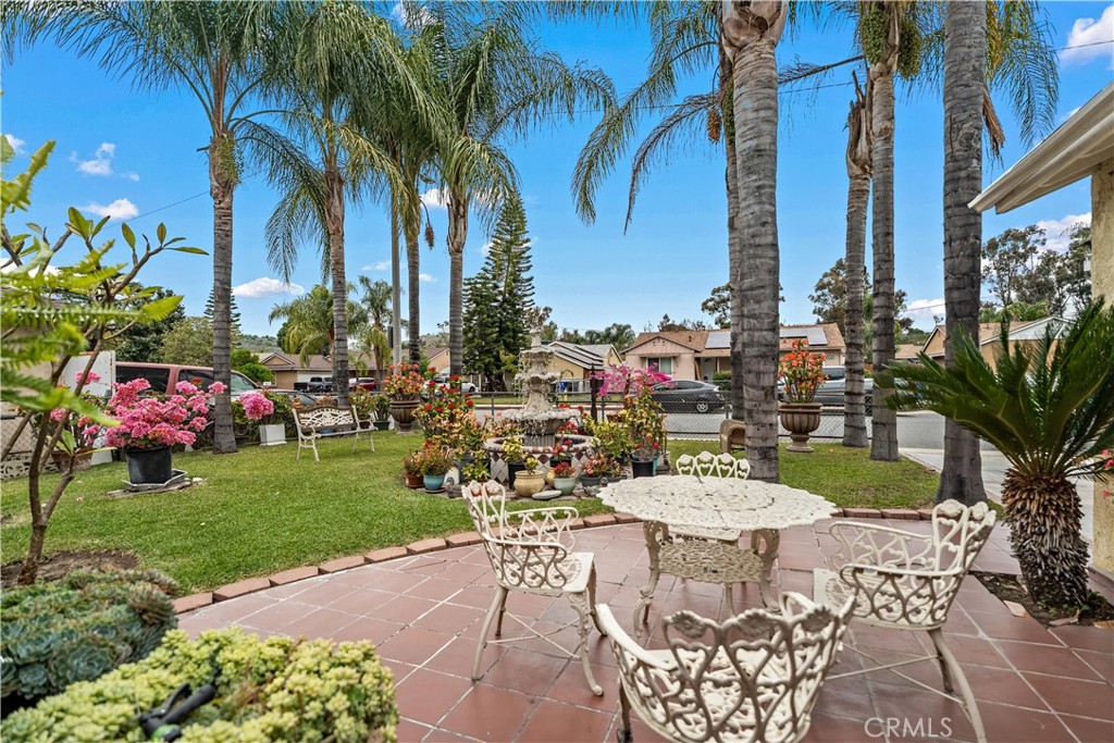 https://media.crmls.org/medias/e13fca27-3fc3-49cb-85de-03a36fc36e77.jpg?preset=X-Large