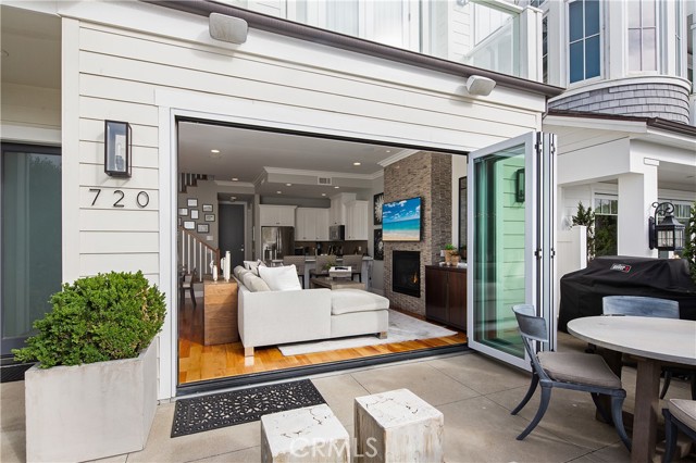 720 Poinsettia Ave, Corona del Mar CA: https://media.crmls.org/medias/e141699b-73ad-4615-9785-24198155b94e.jpg