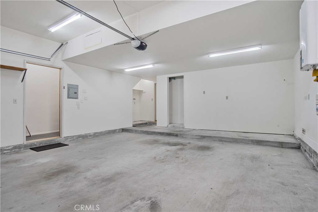 https://media.crmls.org/medias/e1422ec8-edfe-44e8-8971-7c790e1b9502.jpg?preset=X-Large