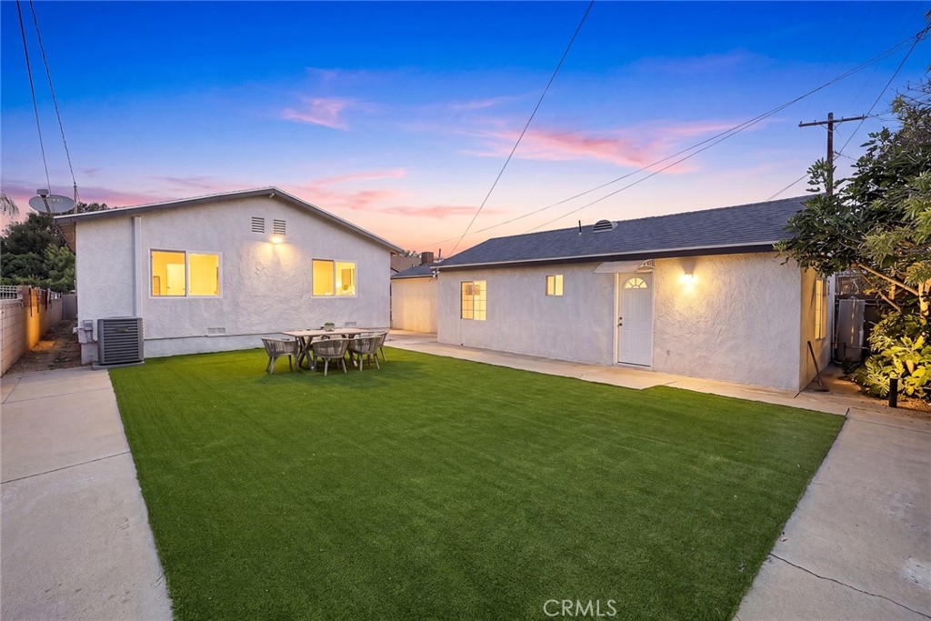 https://media.crmls.org/medias/e142a904-7e48-4d7b-bae2-b6092d659937.jpg?preset=X-Large