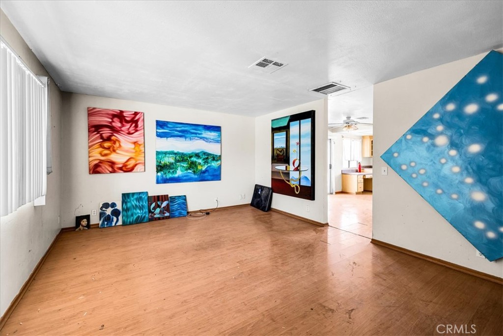 https://media.crmls.org/medias/e1432c0c-b70a-438e-b939-85733afa3c80.jpg?preset=X-Large