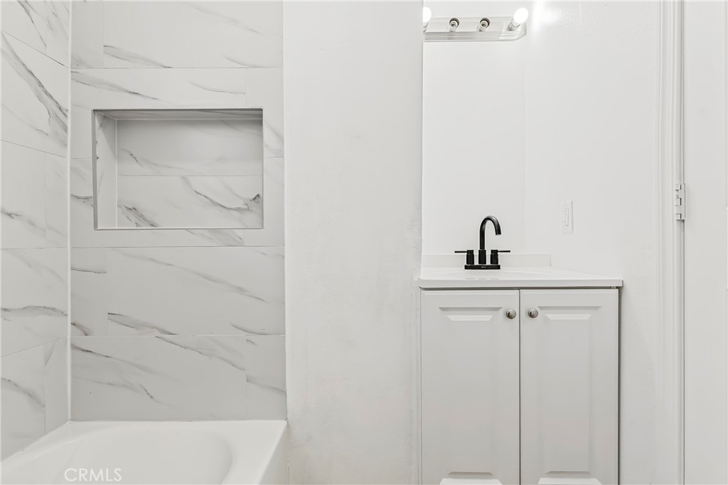 https://media.crmls.org/medias/e143507d-3fd9-4a20-b4f7-5a0e4b5673d3.jpg?preset=X-Large