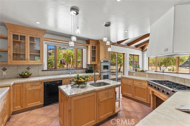 Detail Gallery Image 10 of 52 For 374 Spanish Garden Dr, Chico,  CA 95928 - 7 Beds | 5 Baths