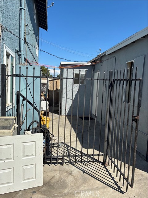 130 E Lanzit Avenue, Los Angeles CA: https://media.crmls.org/medias/e14542c7-3aa1-47ad-be25-e24fc2989952.jpg