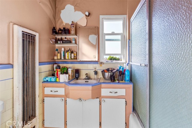 Detail Gallery Image 12 of 20 For 10001 Bowman Ave, South Gate,  CA 90280 - 4 Beds | 2 Baths