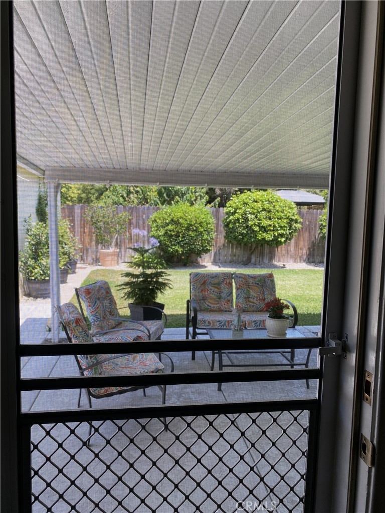 https://media.crmls.org/medias/e1496411-e2ec-4417-8842-ba72cbc05257.jpg?preset=X-Large