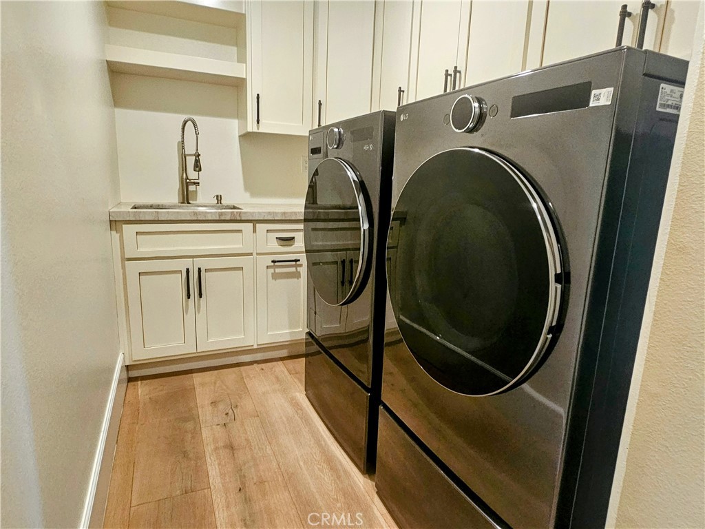 https://media.crmls.org/medias/e14fd984-6485-4995-bc65-15d04b4d3a58.jpg?preset=X-Large