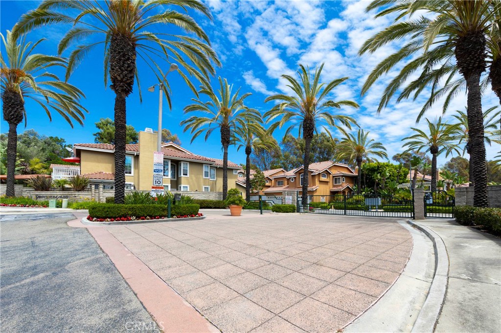 https://media.crmls.org/medias/e1509cbb-a1e6-48ba-bab0-bd05858973ce.jpg?preset=X-Large