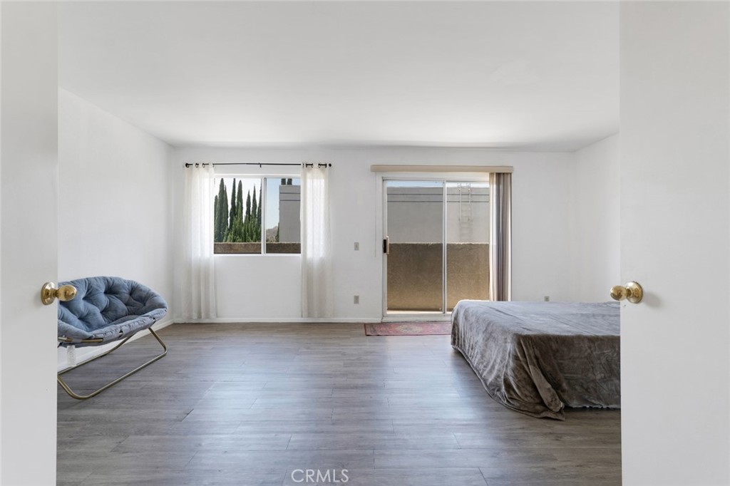 https://media.crmls.org/medias/e1523869-38e9-4f13-986a-90915ec87961.jpg?preset=X-Large