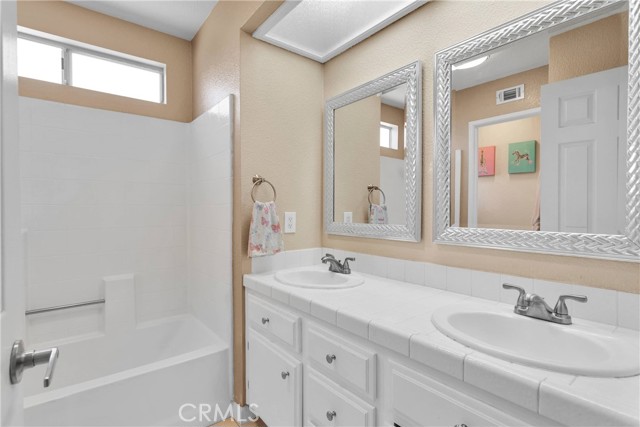 13950 High Falls Trail, Apple Valley CA: https://media.crmls.org/medias/e152dbe7-d467-42d6-a43e-a5f526d735b7.jpg