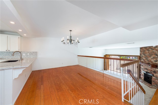 Detail Gallery Image 5 of 29 For 18344 Collins St a,  Tarzana,  CA 91356 - 2 Beds | 2/1 Baths