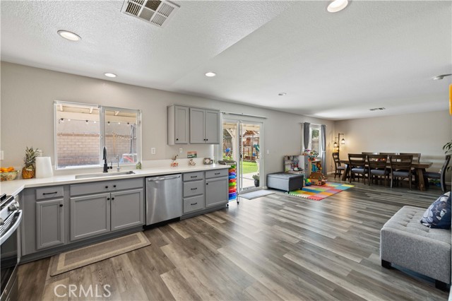 Detail Gallery Image 13 of 35 For 45064 18th St E St, Lancaster,  CA 93535 - 4 Beds | 3 Baths