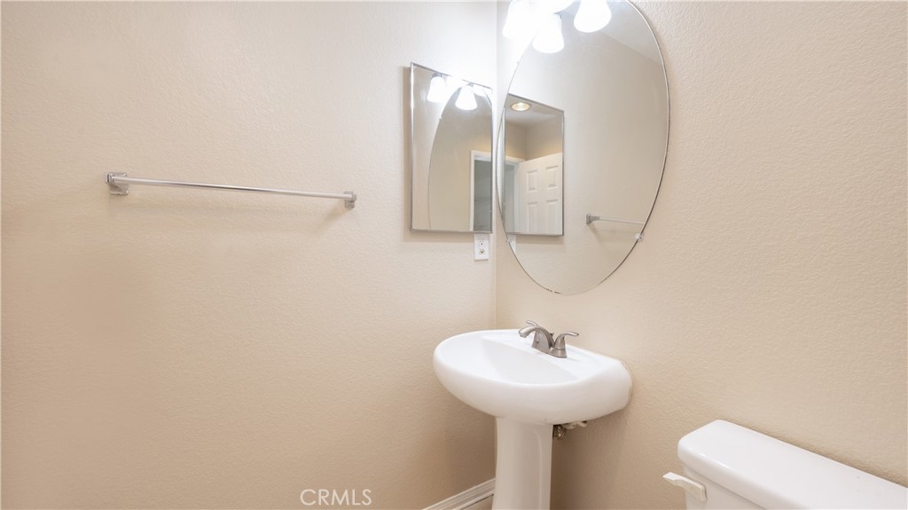 https://media.crmls.org/medias/e154c89e-7153-4e2d-b700-8b27f659085f.jpg?preset=X-Large