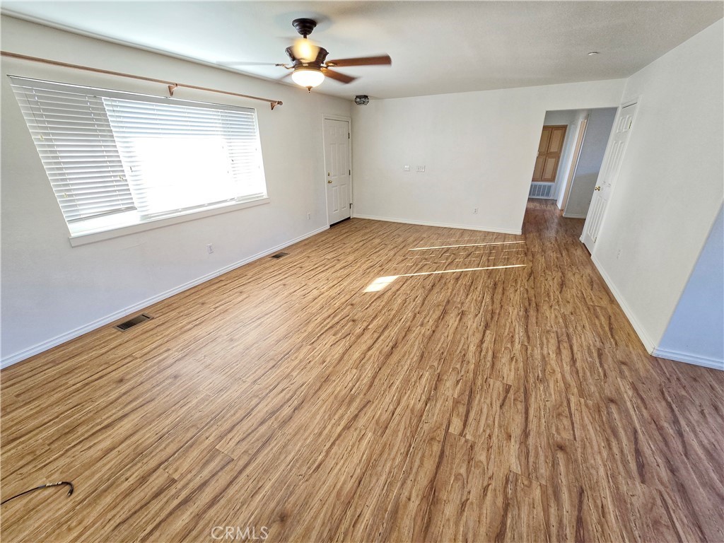 https://media.crmls.org/medias/e154f7d4-b455-4a8b-a5f9-dc8f64d0e2f4.jpg?preset=X-Large