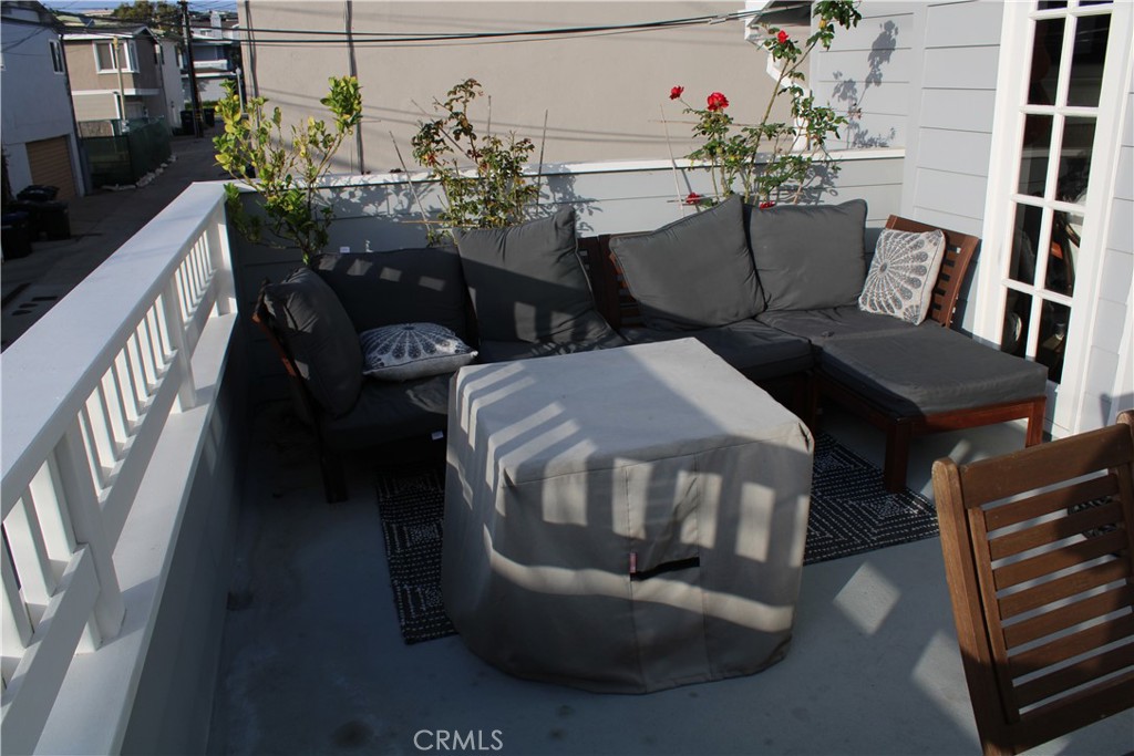 https://media.crmls.org/medias/e15652fd-463f-4ec6-8b9c-963a0535116f.jpg?preset=X-Large