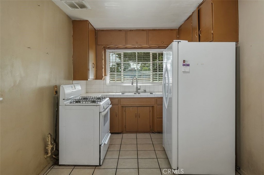 https://media.crmls.org/medias/e1574828-6719-4384-a5f6-64e5a3b0f7b8.jpg?preset=X-Large