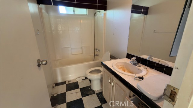 Image 23 of 53 For 18420 Decker