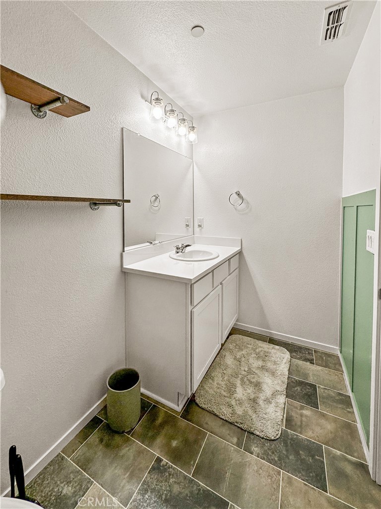 https://media.crmls.org/medias/e15932a7-36d5-4971-87bb-3c56feb5c2ec.jpg?preset=X-Large