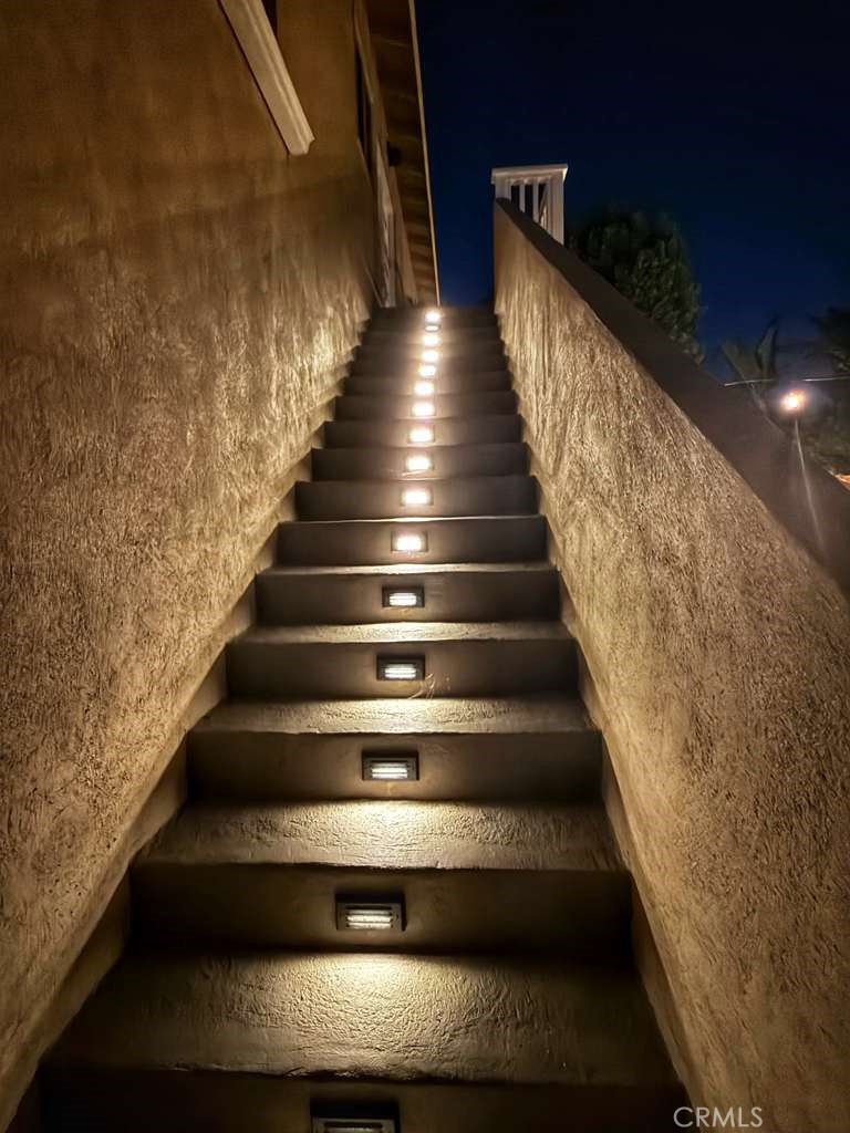 https://media.crmls.org/medias/e15b630c-f3f5-4a72-b1c1-1b6c6dd89080.jpg?preset=X-Large