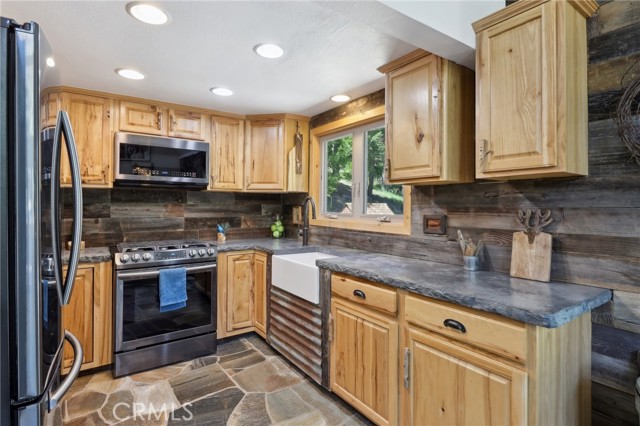 Detail Gallery Image 10 of 59 For 385 Iris Dr, Twin Peaks,  CA 92391 - 4 Beds | 3 Baths