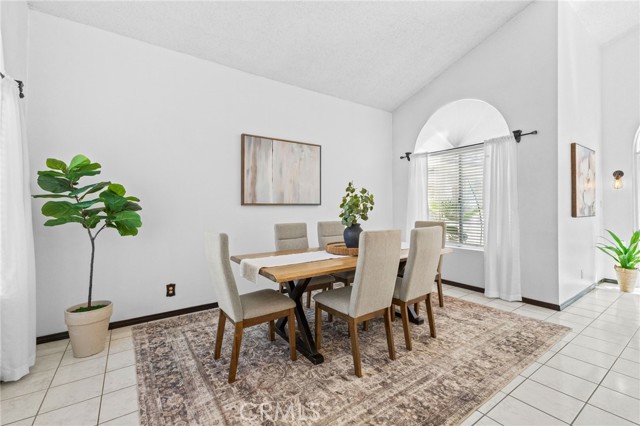 589 S Sutter Avenue, San Bernardino CA: https://media.crmls.org/medias/e15ff2fc-54dc-4a74-8136-10e7ba186e26.jpg