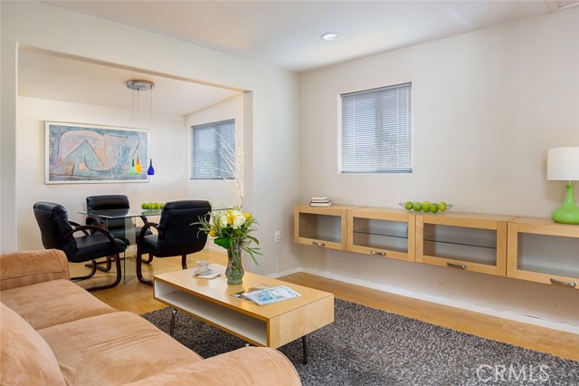 301 N Hudson Avenue, Pasadena CA: https://media.crmls.org/medias/e160818f-b70b-4b96-882c-a05214a657f5.jpg