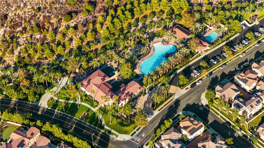 https://media.crmls.org/medias/e162b832-4372-4388-a17c-6415eb3a2be0.jpg?preset=X-Large