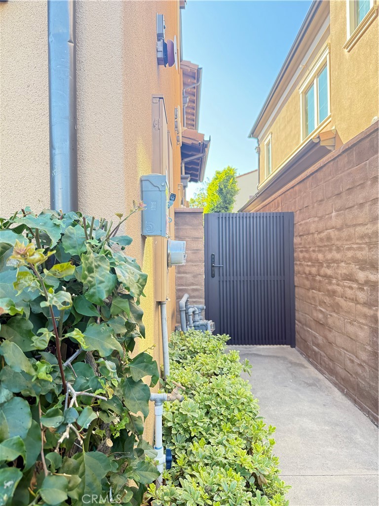 https://media.crmls.org/medias/e1645443-c431-405b-ab4d-e27201a1c267.jpg?preset=X-Large