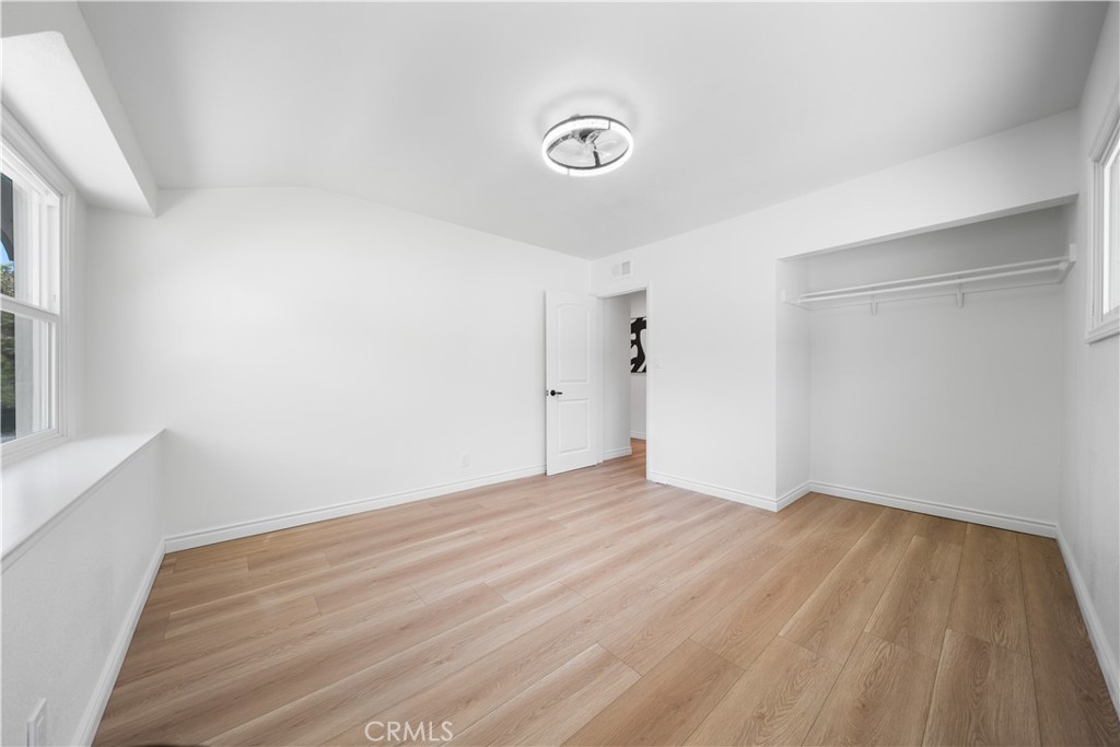 https://media.crmls.org/medias/e164d86c-586d-4be5-861f-ed6cd242487a.jpg?preset=X-Large