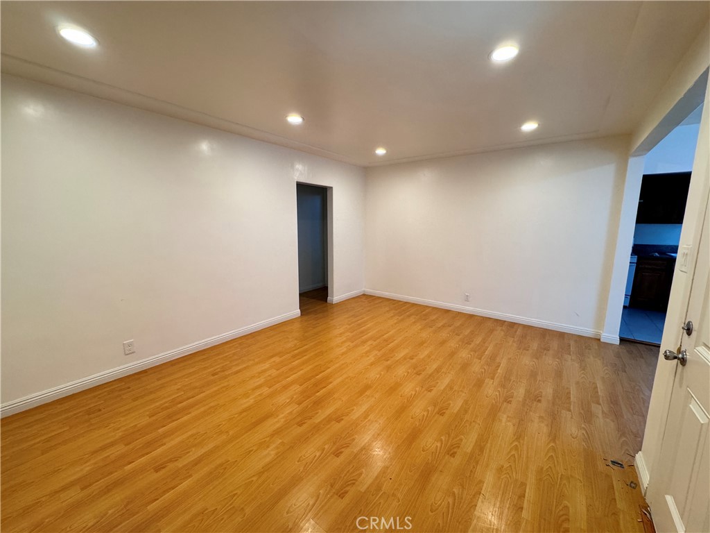 https://media.crmls.org/medias/e1667402-e370-42a5-ac70-d6f138bd8e49.jpg?preset=X-Large