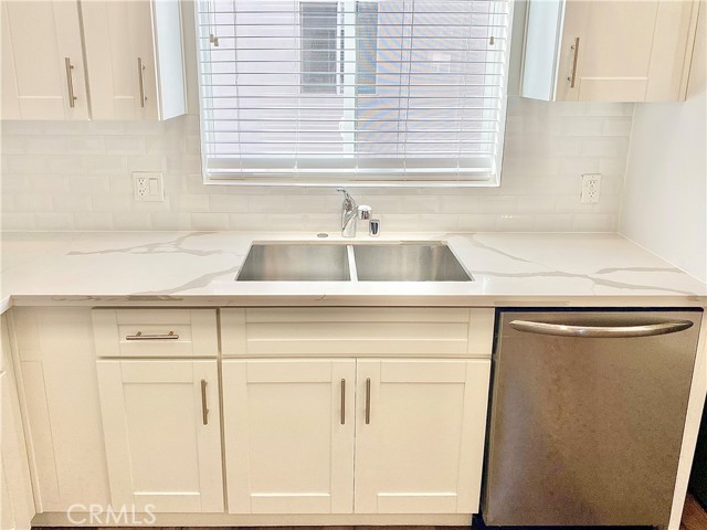 Detail Gallery Image 29 of 39 For 7327 Kester Ave #6,  Van Nuys,  CA 91405 - 4 Beds | 3/1 Baths