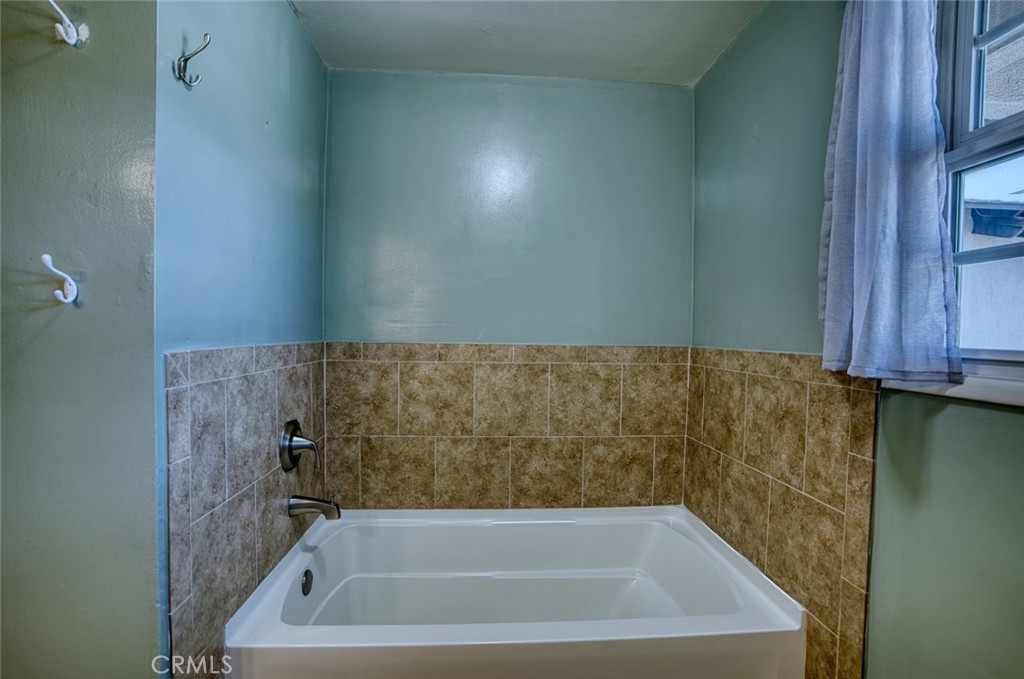 https://media.crmls.org/medias/e16bb736-b312-4a63-af90-16f550f110f9.jpg?preset=X-Large