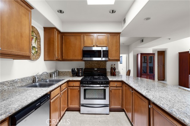 Detail Gallery Image 3 of 10 For 14343 Burbank Bld #301,  Sherman Oaks,  CA 91401 - 3 Beds | 2 Baths