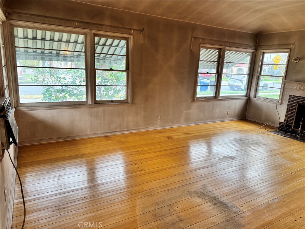 https://media.crmls.org/medias/e16fafd5-364a-4250-ae19-4c469d97114b.jpg?preset=X-Large