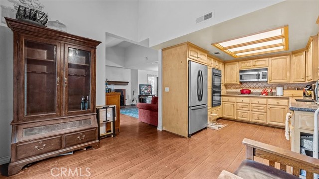Detail Gallery Image 9 of 37 For 215 E Chestnut Ave #D,  Monrovia,  CA 91016 - 3 Beds | 3 Baths
