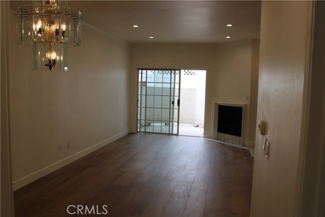 Detail Gallery Image 4 of 14 For 5145 Yarmouth, Encino,  CA 91436 - 2 Beds | 3 Baths