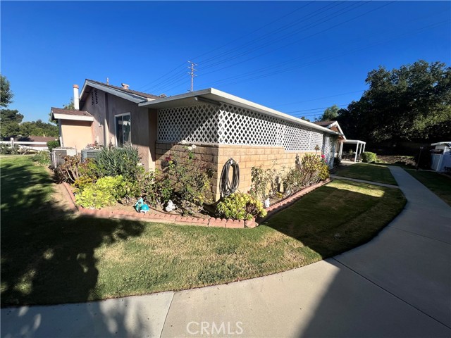 Detail Gallery Image 2 of 7 For 19204 Avenue of the Oaks #E,  Newhall,  CA 91321 - 2 Beds | 2 Baths