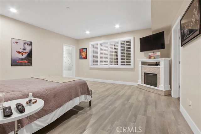 Detail Gallery Image 3 of 24 For 11824 Darlington Ave #102,  Los Angeles,  CA 90049 - 3 Beds | 2/1 Baths