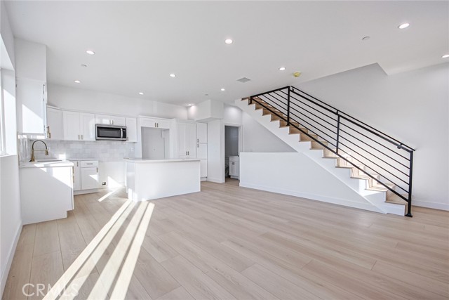 2402 S Cochran Avenue, Los Angeles CA: https://media.crmls.org/medias/e17e75ae-1097-4373-a4c4-65fe6853b563.jpg