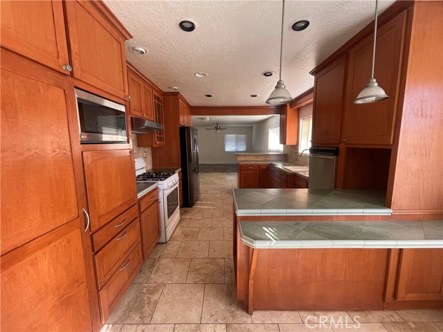 Detail Gallery Image 6 of 20 For 28628 Macklin Ave, Canyon Country,  CA 91387 - 4 Beds | 3 Baths