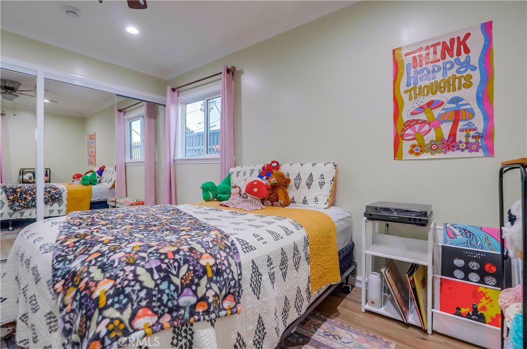 https://media.crmls.org/medias/e17eaf3a-b6fd-4a1e-bd26-1fabf3cb0d7f.jpg?preset=X-Large