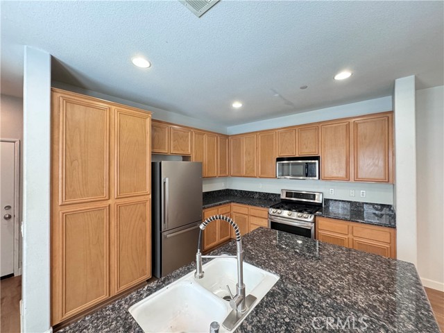 Detail Gallery Image 6 of 27 For 14975 S Highland Ave #17,  Fontana,  CA 92336 - 3 Beds | 2/1 Baths