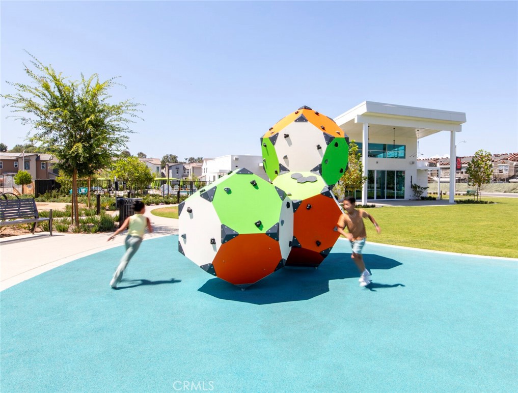 https://media.crmls.org/medias/e17f48dc-82d9-4be1-b033-cf7c9012a65a.jpg?preset=X-Large