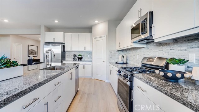 Detail Gallery Image 3 of 27 For 17593 Crabtree Meadows, Hesperia,  CA 92345 - 4 Beds | 3/1 Baths