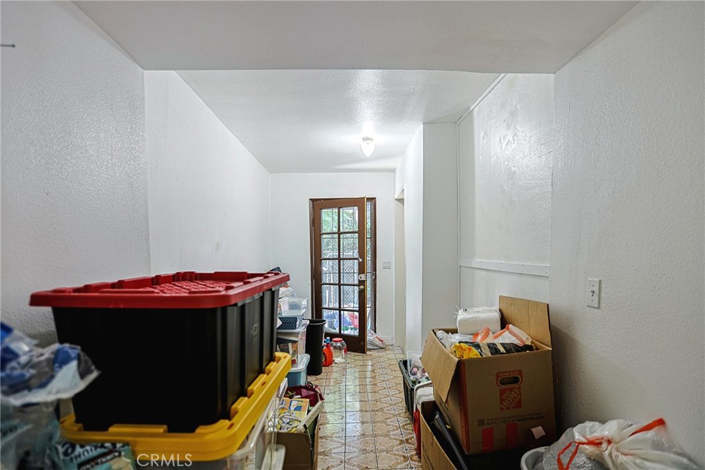 https://media.crmls.org/medias/e185b97d-95e2-48b9-8b15-f7e868fd4db1.jpg?preset=X-Large