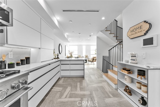 Detail Gallery Image 13 of 27 For 11341 Pearl St, Los Angeles,  CA 90064 - 4 Beds | 4/1 Baths