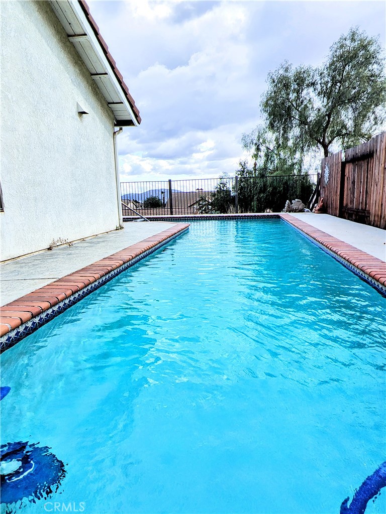 https://media.crmls.org/medias/e1875091-079b-4b13-b802-b87426031106.jpg?preset=X-Large