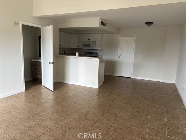 Detail Gallery Image 4 of 10 For 2501 Florida St #2,  Huntington Beach,  CA 92648 - 2 Beds | 2/1 Baths