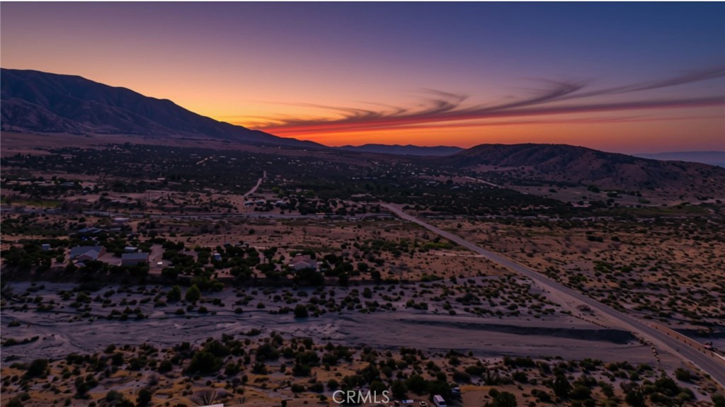 https://media.crmls.org/medias/e18df33c-6665-4289-b98f-f54d6d51197c.jpg?preset=X-Large