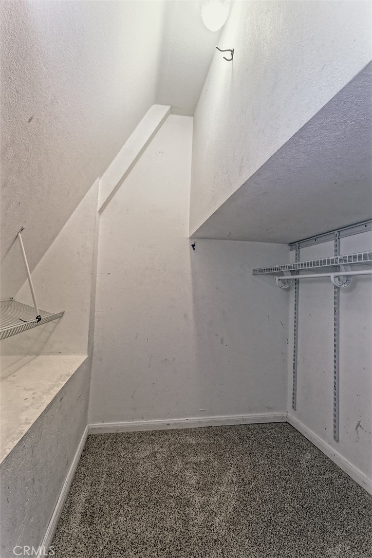 https://media.crmls.org/medias/e18fce69-f20b-44ad-9d2e-4690bd618db4.jpg?preset=X-Large